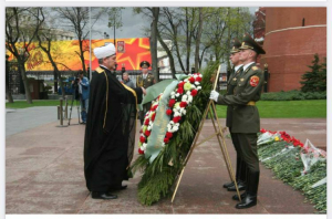 Муфтий Шейх Равиль Гайнутдин приветствовал  Парад Победы на трибунах Красной площади и возложил венок к памятнику Неизвестного Солдата