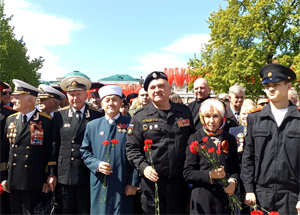 Имам Московской Соборной мечети Марат Аршабаев принял участие в церемонии возложения цветов к Могиле Неизвестного солдата