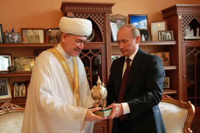 В. Путин вручает Председателю СМР шейху Равилю Гайнутдину памятный подарок