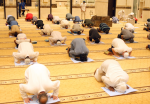 В  мечетях ОАЭ увеличили число верующих на молитвах