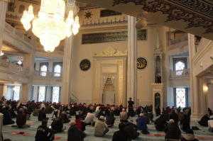 الشيخ عبد الكريم الخصاونة يؤمّ المصلين ويلقي خطبة الجمعة في المسجد الجامع بموسكو
