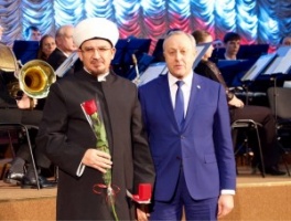 Губернатор наградил муфтия Саратовской области 