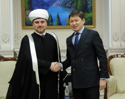 رئيس الوزراء في جمهورية قيرغيزستان يستقبل وفد مجلس شورى المفتين لروسيا
