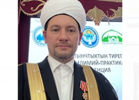 اللجنة الشؤون الدينية لجمهورية قيرغيزستان تقلّد محي الدينوف شارة "التعاون" 