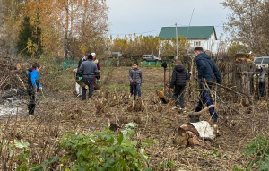 На субботник на сельском кладбище Лямбиря вышли представители всех поколений жителей села