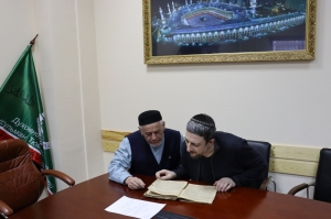 Муфтий Тюменской области передал синагоге старинный еврейский молитвенник
