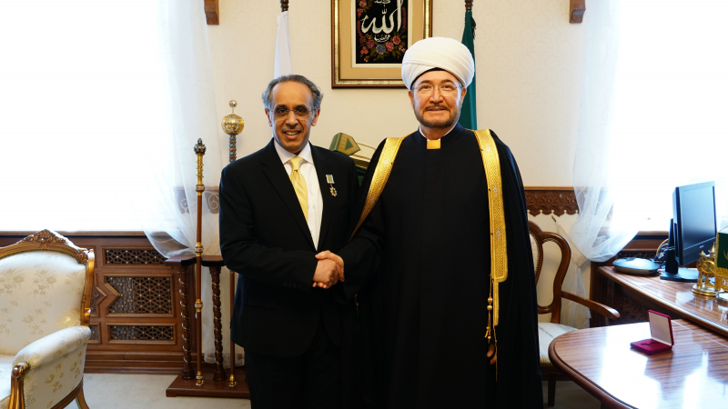 Муфтий Шейх Равиль Гайнутдин наградил Посла Кувейта Орденом «Аль-Фахр»