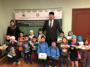Юные прихожане мусульманской общины города Пушкино получили подарки 