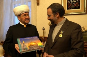 سماحة المفتي يقلد سعادة السفير الإيراني وسام الفخر 