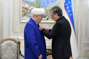 Муфтий Шейх Равиль Гайнутдин поздравил председателя Управления мусульман Узбекистана, Верховного Муфтия Узбекистана Алимова Усмонхона с высокой  наградой 