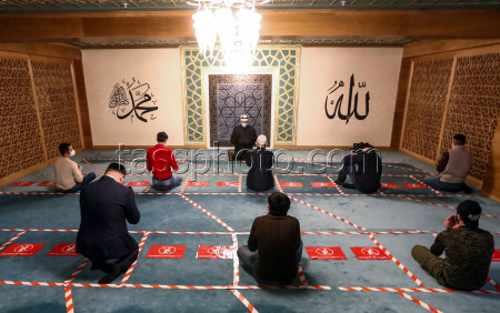 ТАСС: Московская Соборная мечеть постепенно снимает ограничения на коллективные богослужения Во время коллективных молитв прихожане должны будут соблюдать социальную дистанцию, находиться в масках и перчатках