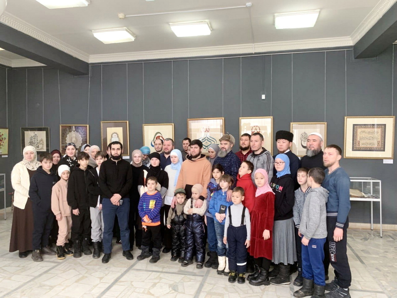 Ученики и преподаватели «Мактаба»при Саратовской Соборной мечети  посетили выставку в Энгельсском краеведческом музее
