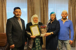 Члены волонтёрского движения «Аль-Манар» чествуют пенсионеров Тюмеской области