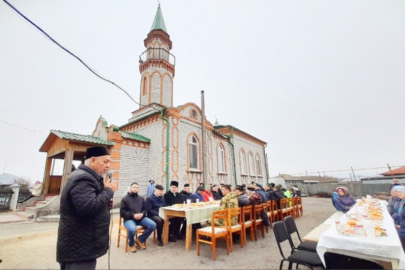 В мечети деревни Янтык Тюменского района состоялась встреча местных жителей с участниками специальной военной операции.