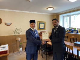 عباسوف يسلم شهادة شكر وتقدير لملحق الشؤون الخارجية في السفارة الجزائرية بموسكو