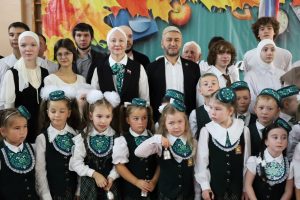 Муфтий Саратовской области посетил торжественную линейку в национальной гимназии