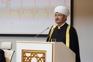 ТАСС: Председатель Совета муфтиев России наградил врачей, борющихся с коронавирусом