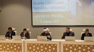 بحث سبل تطوير التعاون الثنائي في مجال السياحة الدينية بجمهورية أوزبكستان 