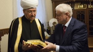 Священный Коран в подарок духовному лидеру российских мусульман от лидера партии «Справедливая Россия» 