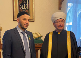 سماحة المفتي يمنح رينات اسلاموف وسام الوحدة الروحية