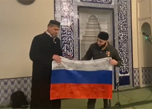  Символ единства россиян.  Исторической мечети Москвы передали флаг с подписями воинов СВО мусульман и христиан