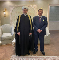 سماحة المفتي يقّلد سعادة السفير العراقي وسام الوحدة الروحية