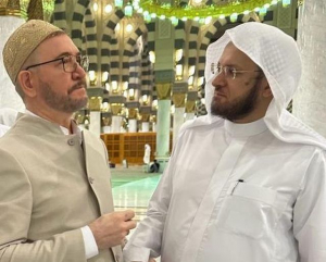 Муфтий Шейх Равиль Гайнутдин встретился с главным имамом мечети Пророка в Медине