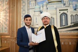 Муфтий Шейх Равиль Гайнутдин вручил дипломы выпускникам Московского исламского института