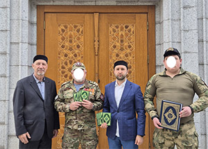 В День Арафа военнослужащим-мусульманам в/ч 61899 была переданы Кораны и духовная литература