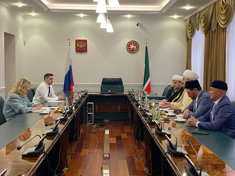 سماحة المفتي الشيخ راوي عين الدين يجتمع مع وزيرة الثقافة في تتارستان إرادة أيوبوفا