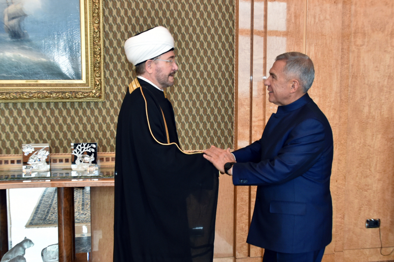 رئيس جمهورية تتارستان رستم مينيخانوف يجمتع مع سماحة المفتي الشيخ راوي عين الدين 