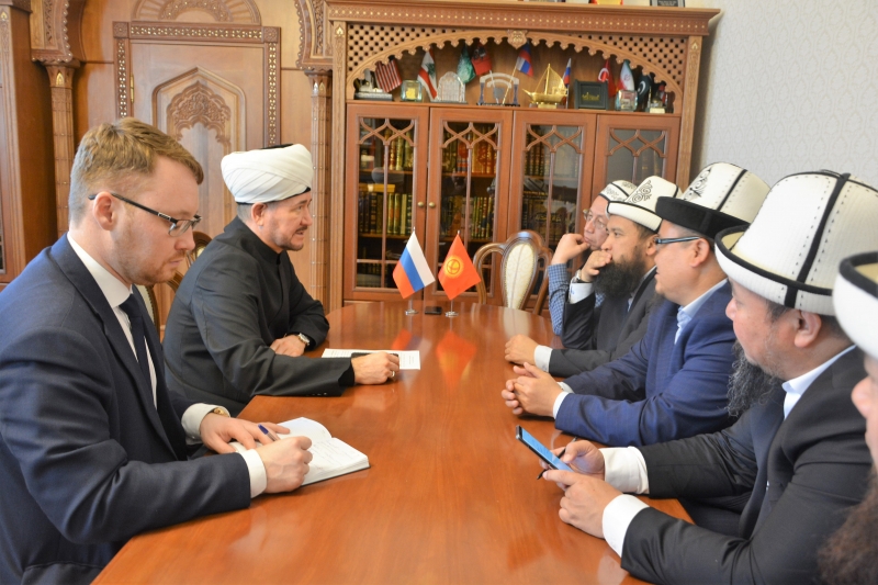 Муфтий Шейх Равиль Гайнутдин встретился с Муфтием Кыргызстана Максатбеком ажы Токтомушевым   во главе представительной делегации