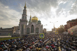 В рядах  ста пяти тысяч мусульман разных национальностей в Московской Соборной мечети, вместе с российскими мусульманами  молились Полномочные Послы и представители  посольств государств мусульманского мира
