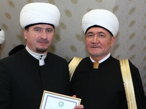 Муфтий Шейх Равиль Гайнутдин поздравляет  Муфтия Пензенской области Ислама Дашкина с защитой диссертации