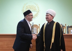  Муфтий Шейх Равиль Гайнутдин вручил ректору РИИ Р.М. Мухаметшину медаль «За заслуги»