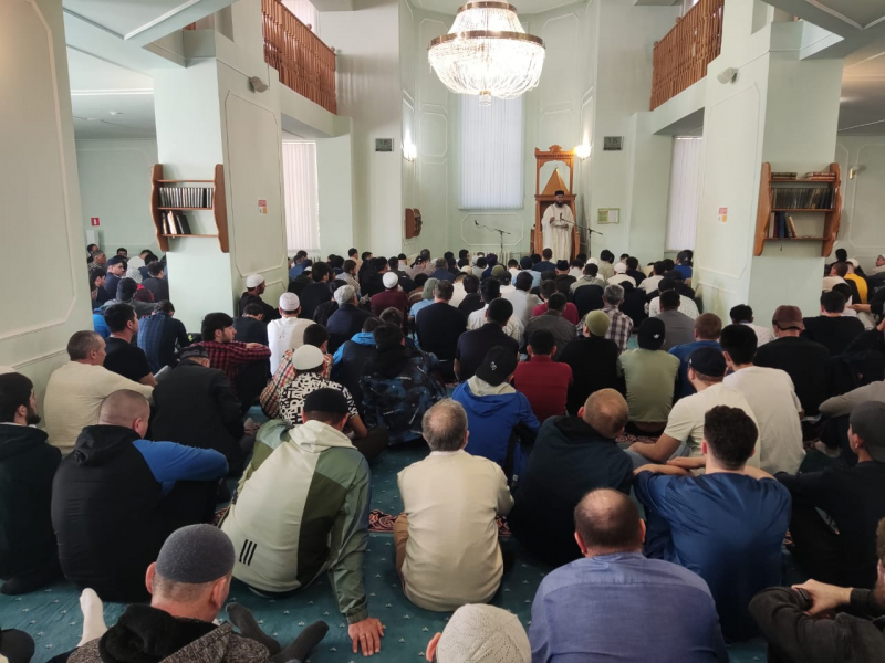  Центральная Соборная мечеть "Ааль-Мансур"  Саранска собрала огромное количество верующих на праздник Ураза-Байрам