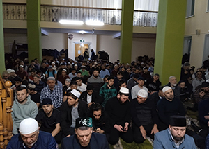 В Красноярске более пяти тысяч мусульман ежедневно собираются на коллективный таравих-намаз