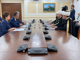 سماحة المفتي يلتقي مع رئيس مجلس الشيوخ في البرلمان الكازاخستاني مولين أشيمباييف