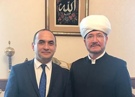 Mufti Sheikh Ravil Gaynutdinov meets principal of Azerbaijan Institute of Theology