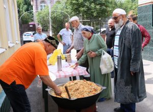 Праздничное угощение в Саратове в честь Курбан-Байрама