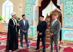 Первые лица Татарстана и Чувашии Рустам Минниханов и Олег Николаев посетили мечеть «Кара Пулат»