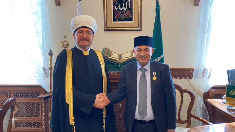 Муфтий Шейх Равиль Гайнутдин наградил Аммара Хиджджави Орденом Почёта «Аль-Фахр»