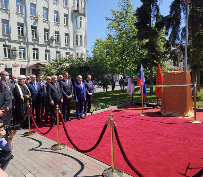 Президент Алжира открыл в Москве сквер в честь национального героя Абд аль-Кадира аль-Джазаири