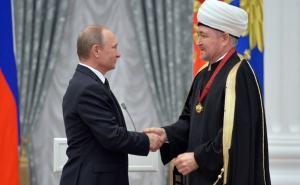 Президент Владимир Путин поздравляет Главу мусульман России  Муфтия Шейха Равиля Гайнутдина с Новым годом