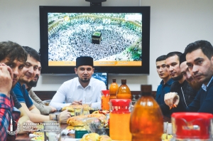 В ДУМРБ прошел первый ифтар-меджлис Рамадана этого года