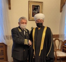 سماحة المفتي يقلد القنصل العام لروسيا الاتحادية في جدة وسام الإستحقاق  