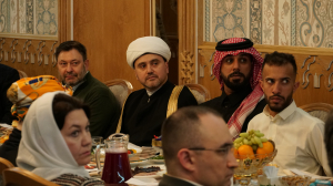 Более 60 журналистов российских и зарубежных СМИ приняли участие в ифтаре в Московской Соборной мечети