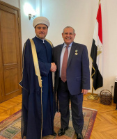 تقليد سعادة السفير المصري في موسكو إيهاب طلعت نصر وسام الفخر