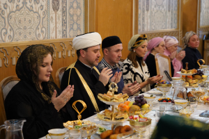 Вдохновленные верой. В Московской Соборной мечети прошел ифтар для деятелей культуры