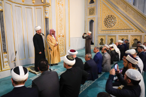 Имам-хатыб Мечети Пророка в Медине провел пятничное богослужение в Московской Соборной мечети